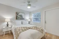 Sleek Coastal Abode 1 Block to Naples Beach! - Spa