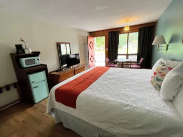 鵲鳴汽車旅館配餐廳和酒吧