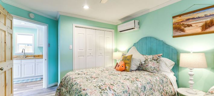 Walk to Pier & Dining: Central Rockport Cottage Hotels in Aransas County