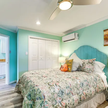 Walk to Pier & Dining: Central Rockport Cottage