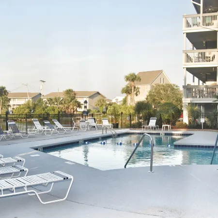 Hermitage 1g 2 Bedroom Condo by RedAwning