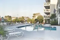 Hermitage 1g 2 Bedroom Condo by RedAwning