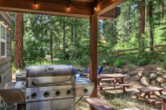 Just Plain Getaway 3 Bedroom Home by NW Comfy Cabins by RedAwning