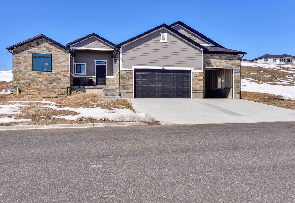 Sleek and Modern Morgan Abode Great for Families! - Housity