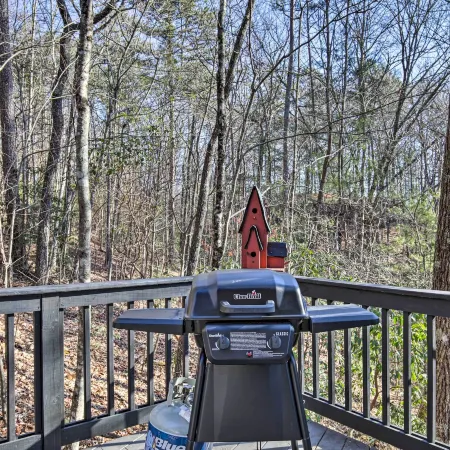 Cozy & Quiet Studio w/ Porch, Near Scenic Railway!