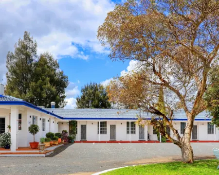 Colonial Motel & Apartments Hotels in Young