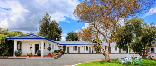 Colonial Motel & Apartments Hotels in Young