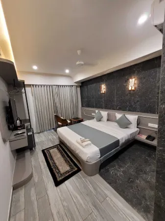 The Royal Era Hotel Отели рядом с достопримечательностью «GH 7 & Press Circle»