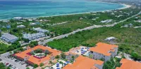 LA VISTA -Modern and Chic, Private 1BR Condo, Walk to Beach and Restaurants.
