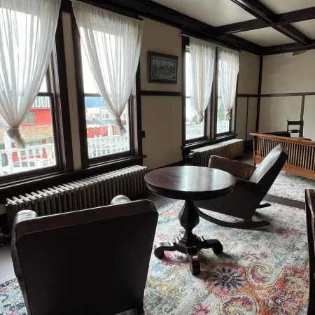 Brown & Hawkins Historical Apartments Отели в г. Сьюард