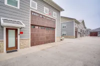 Road America Retreat: Modern Villa w/ Garage! - 4 estrellas