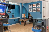 Walk to Lake & Downtown: Hot Tub and Game Room - Wifi