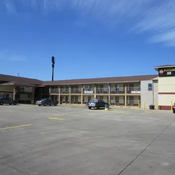 First Western Inn - Fairmont City