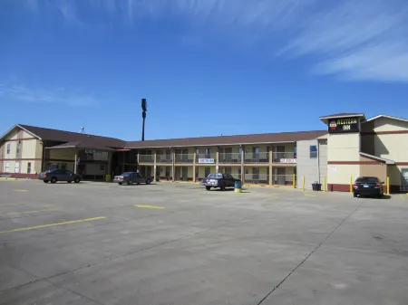 First Western Inn - Fairmont City