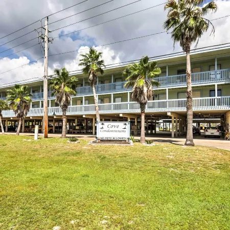 Gulf Shores Condo w/ Pool Access: Steps to Beach!