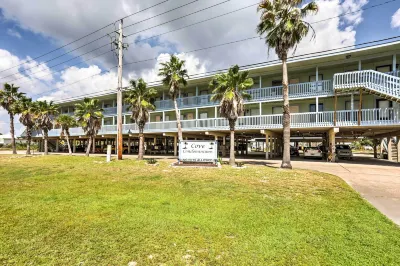 Gulf Shores Condo with Pool Access Steps to Beach! Hotels in 