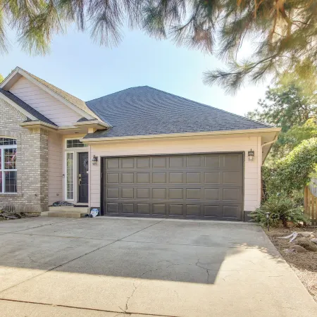 Pet-Friendly Home w/ Yard, 2 Mi to Autzen Stadium
