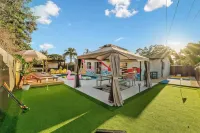 Spacious 4-bedroom house with Heated Pool, Hot tub, Movie Night, Golf + More