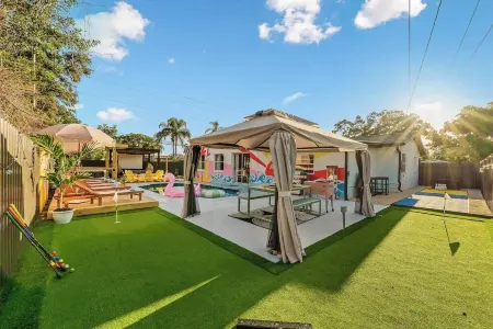 Spacious 4-bedroom house with Heated Pool, Hot tub, Movie Night, Golf + More Отели рядом с достопримечательностью «Ларго Спортс Комплекс»