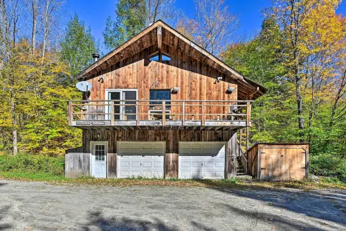 Remote Cabin w/ Fire Pit: 3 Miles to Stowe Mtn! - Lemmikkieläimet sallittu