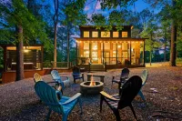 Luxury Cabin in the Woods w/ Hot Tub & Yard Games! فنادق في 