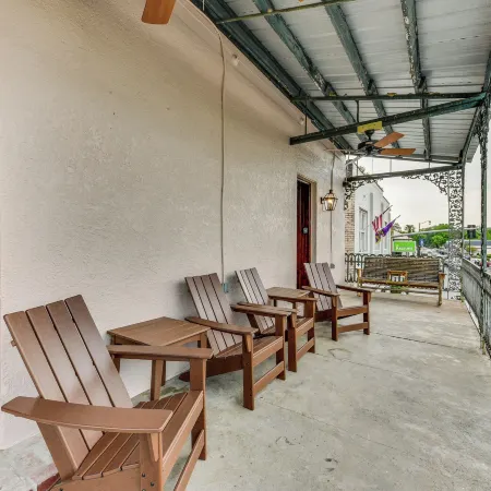 Charming Louisiana Getaway w/ Furnished Balcony!