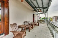 Charming Louisiana Getaway w/ Furnished Balcony! - Park Yeri