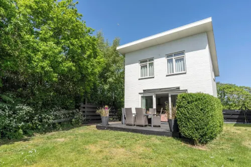 Pretty Holiday Home with Garden Hotels in De Koog