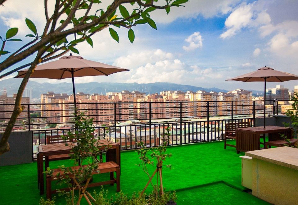 1. 호텔 이스트 타..