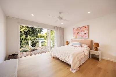 The Art House Designed by Kirsten Jackson Hotels near The Point On Nepean