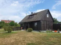 Villa w Open Fireplace and big Plot 5 min From the sea فنادق في 