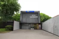 Fabhotel Lazeeno
