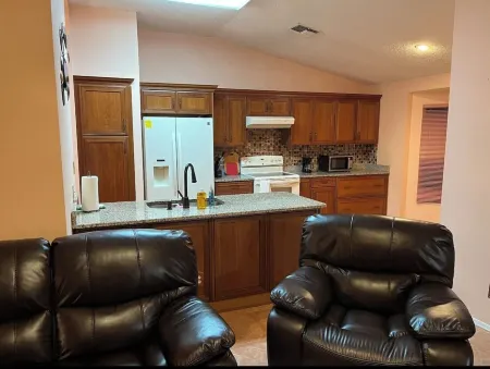 Relaxing 3 Bedroom Pool Home Отели в г. Ситрэс-Парк