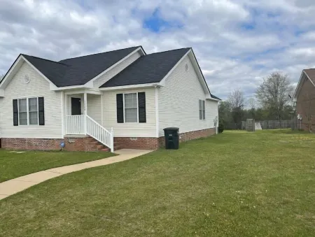 Beautiful Private 3 Bedroom Home Отели рядом с достопримечательностью «Flint RiverQuarium»