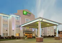 Holiday Inn Express & Suites Magnolia-Lake Columbia Hotels in Magnolia