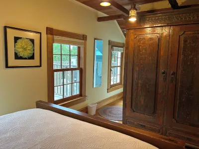 Chatham Village:  Lovely 1-Bedroom Apartment in Antique Home Hotels near Chatham Candy Manor