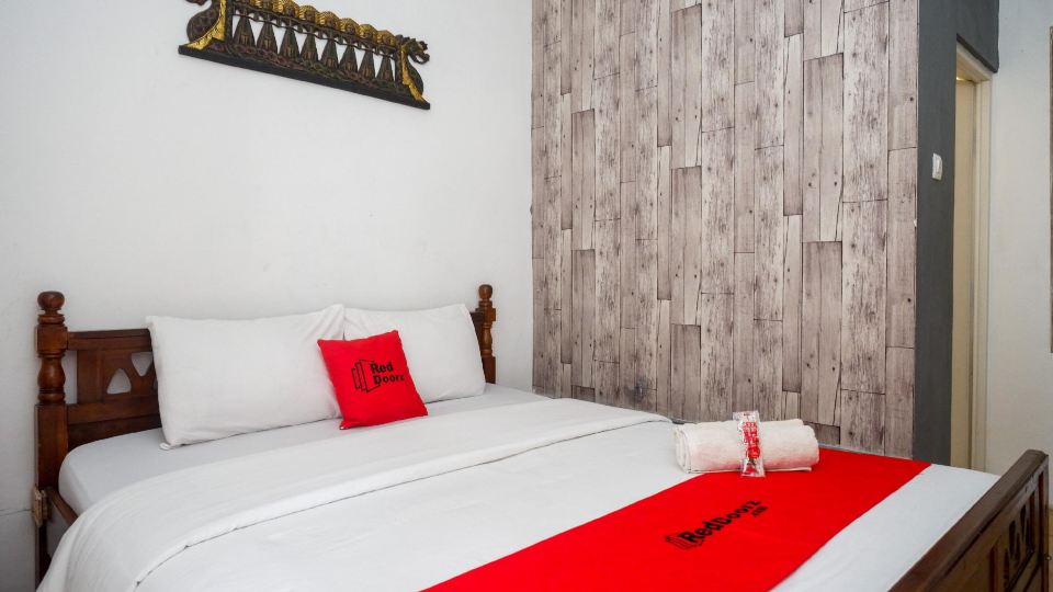 RedDoorz Near Plengkung Gading 2
