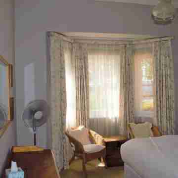 Quaint family home close to Tram terminal Rooms