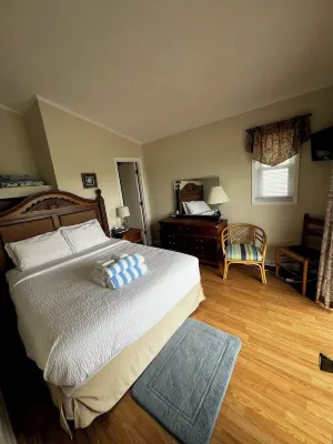 Dog Friendly! Non-Smoking. Cottage w/Dock and Deep Water Access on Natural Canal Hotels in Ocean Isle Beach