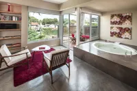 Home Hotel - โรแมนติก