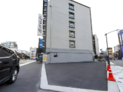 春川世界酒店 鄰近春川烤雞排衚衕的酒店