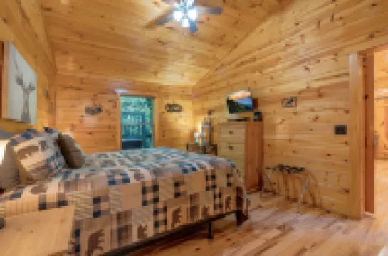 210 Cubs in the Treetops 2 Bedroom Home by Redawning