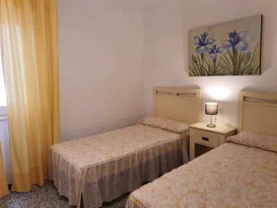 ROSES Super apartment PREMIERE LIGNE de MER for 6.- 8 PERSONES CENTRE VILLE Hotels near Playa de Santa Margarida