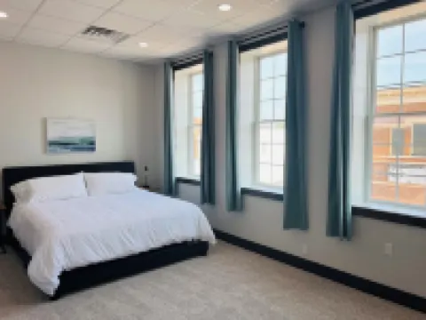 Newly Renovated 2-bedroom apartment in charming Dyersville, IA のホテル