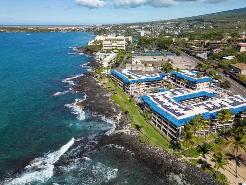 Kona Reef F2 Charming Oceanfront Condo for 4!
