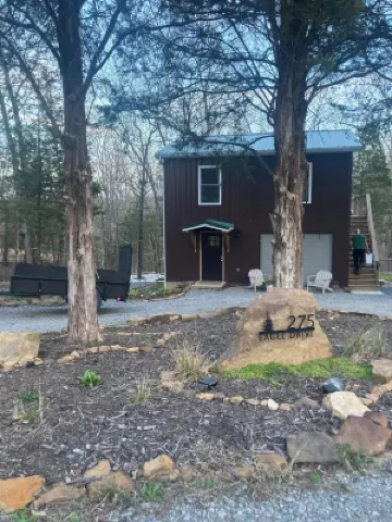 Cozy Cabin in the Woods ,Pet-Friendly! Treehouse feel on the large deck!