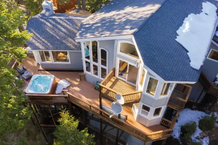 Sparrow by AvantStay Modern Mountain Retreat w Hot Tub Pool Table Games