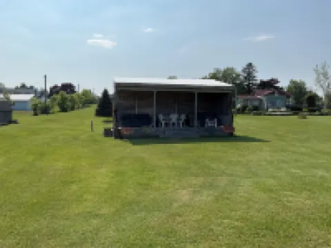 Oceanfront paradise, 4-bedroom house in Cocagne with hot tub, WiFi, AC.