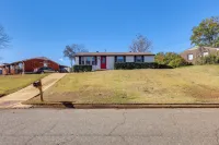 11 Mi to Maxwell AFB, Updated Family Home - Homestays