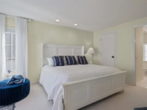 Enjoy views of Old Kinderhook 14th green, in 4 bedroom king bed - 6 bath home 拉塞爾酒店